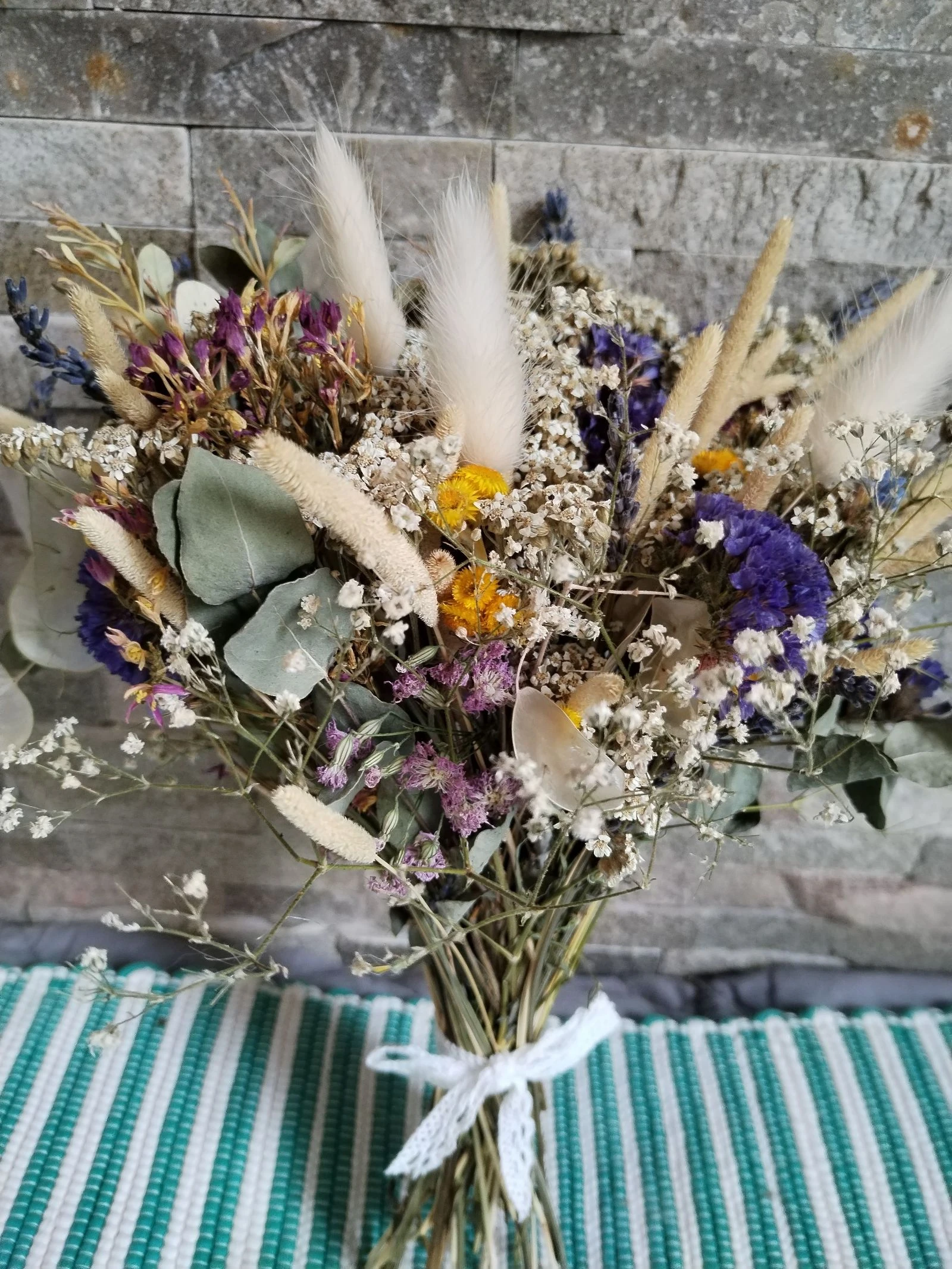 Joli petit bouquet de fleurs séchées champêtre de mon jardin naturel. 